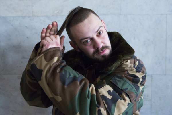Протестиращ оформя косата си след подстрижка в импровизирания фризьорски салон сред барикадите. Снимка: Reuters