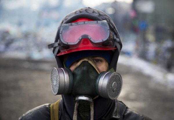 Антиправителствен демонстрант с противогаз. Снимка: Reuters