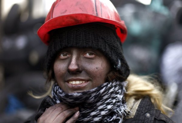 Протестираща в Киев, чието лице е покрито със сажди. Снимка: Reuters
&nbsp;