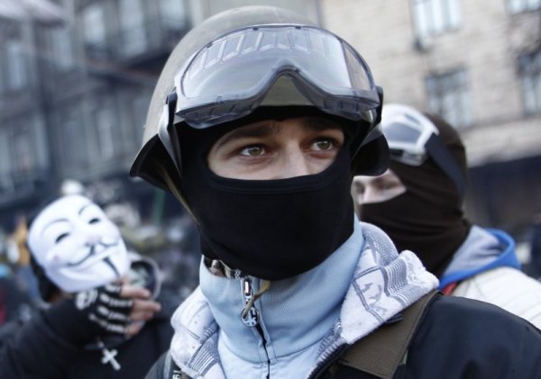 &nbsp;Протестиращ на барикадите. Снимка: Reuters