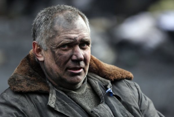 &nbsp;Демонстрант отпочива след сблъсъци с полицията. Снимка: Reuters