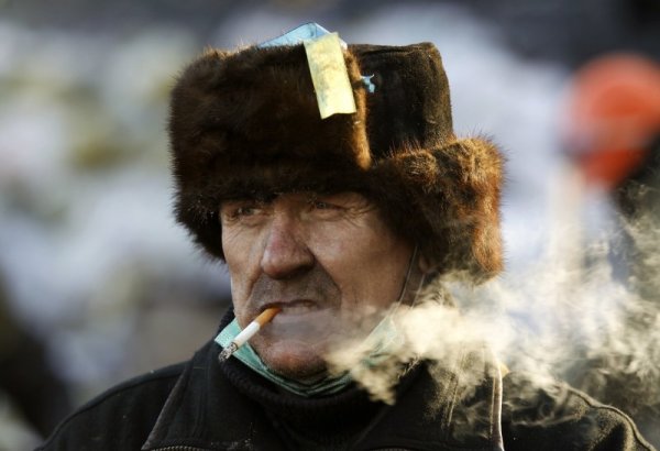 &nbsp;Протестиращ пуши на издигнатите от демонстрантите барикади.&nbsp;&nbsp;Снимка: Reuters
&nbsp;