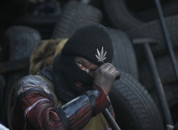 &nbsp;Протестиращ с маска. Температурите в Киев паднаха до -20 градуса по Целзий. Снимка: Reuters