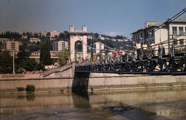 Туристи на моста, който води към града. Снимка:  Manfred Schammer