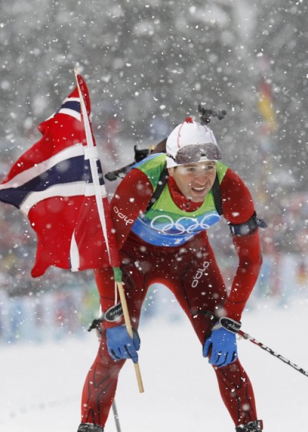 Оле Ейнар Бьорндален към момента е най-титулуваният олимпиец от зимните олимпиади. Норвежецът, който е на 40 г., спечели две олимпийски титли в Сочи и така вече има осем златни медала, четири сребърни и един бронзов. Снимка: Reuters
&nbsp;