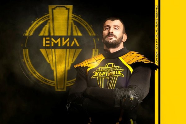 Емил Каменов е на 33 г. и е роден в гр. Монтана. Неженен е. Той е суперохранителят на супергероите от холивудската продукция &quot;Непобедимите 2&quot;. През останало време е обикновен охранител, с отношение към бокса и фитнеса. Страхува се от насекоми, влечуги и гмуркания. Мечтае сам да си е шеф. Най-голямата му слабост са жените, а най-силната му вяра е в Бог. Споделя, че участва в &quot;КЪРТИЦАТА 2: Разтърсване&quot;, защото харесва формата. Според него суперсилата му е както физическа, така и логическа. Снимка: TV7