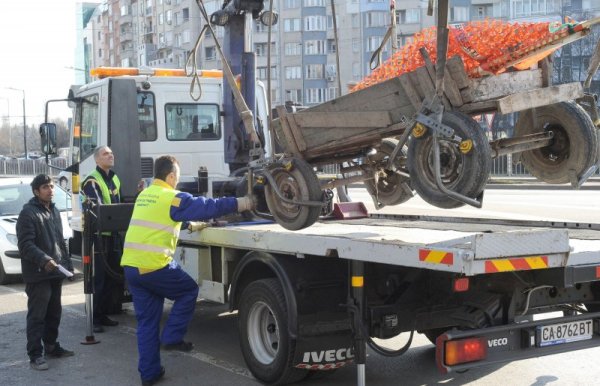 Ромите- собственици на каруцата ги грози глоба за нарушаване на забраната за движение на превозни средства с животинска тяга в центъра на София. Снимка: Булфото