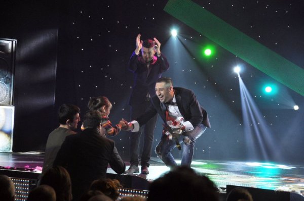 Илиян поема букет от своя невръстна фенка. Снимка: Dnes.bg