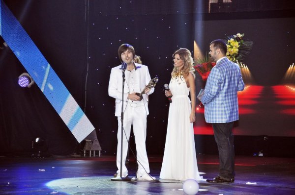 Преслава подари наградата си за хит на композитора Оцко и текстописката Лора Димитрова. Снимка: Dnes.bg