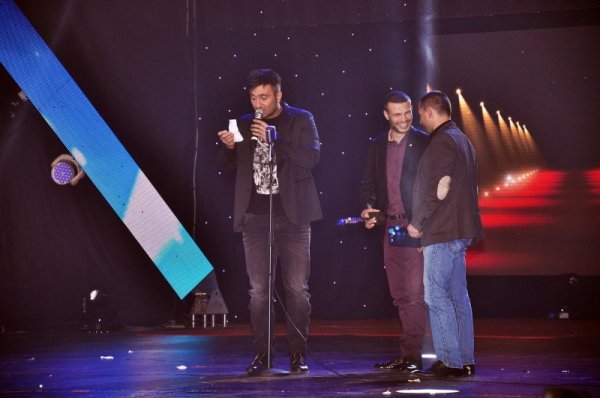 Коцето зачете от сцената: Благодаря на съпругата си, на жената на моите деца... Снимка: Dnes.bg