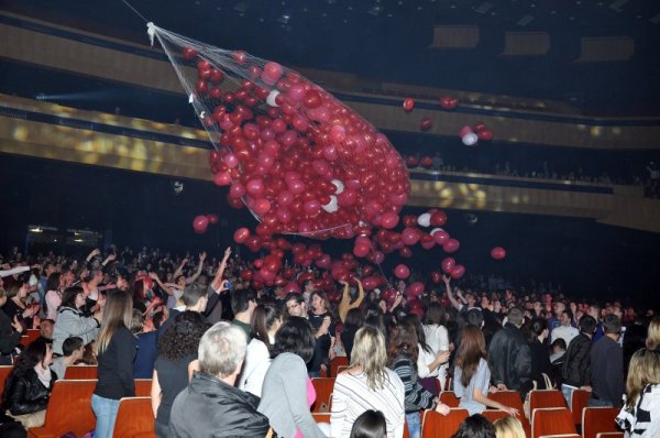 Стотици балони във формата на сърце полетяха в залата по време на изпълненията на Галена. Снимка: Dnes.bg