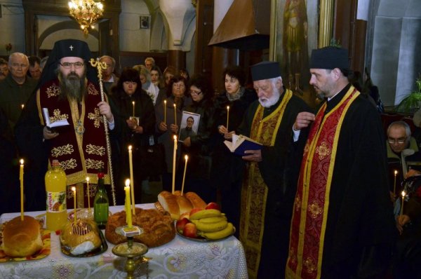 Заупокойна панихида в памет на жертвите при пожара в бързия влак София - Кардам отслужи в храм&quot;Св.Георги&quot; Варненския и Великопреславски митрополит Йоан в съслужие със свещеници от митрополията. През 2008 година край Червен бряг загинаха 9 души, 5 от които от Добрич. На панихидата присъстваха кметът на града Детелина Николова, близки и роднини на жертвите. Снимка: БТА