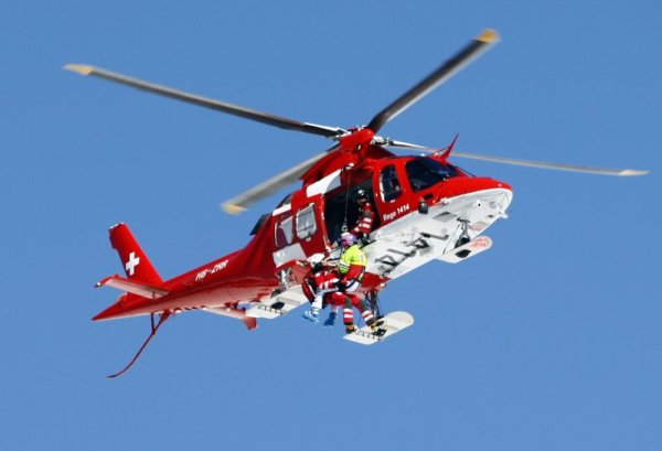 Медицински хеликоптер откарва за преглед германската скиорка Мария Хьофел-Рийш след нейно тежко падане по време на спускането за световната купа в Ленцерхайде, Швейцария. Пред своя публика състезанието спечели швейцарката Лара Гут. Снимка: БТА