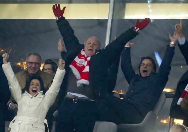 Президентът на Байерн Мюнхен Ули Хьонес (в средата) и изпълнителният директор на тима Карл-Хайнц Румениге празнуват гол във вратата на Арсенал по време на реванша от 1/8 финалите на Шампионската лига. Хьонес е заплашен със затвор до 10 години заради укриване на данъци в особено големи размери. Снимка: Reuters