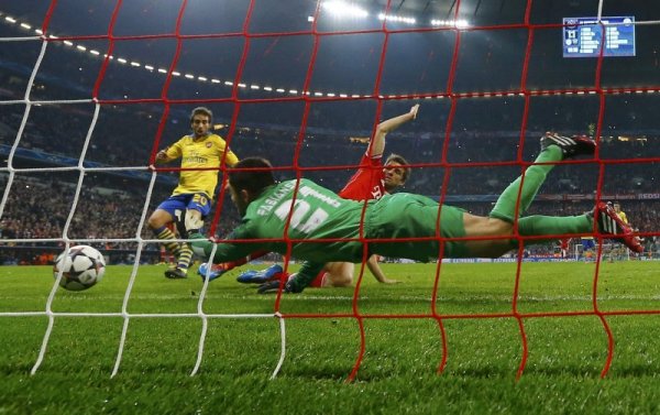 Вратарят на Арсенал Лукаш Фабиански спасява дузпа на Томас Мюлер от Байерн по време на мача между двата тима от Шампионската лига. С общ резултат от двата мача 3:1 &bdquo;баварците&ldquo; се класираха на &frac14; финалите на турнира. Снимка: Reuters