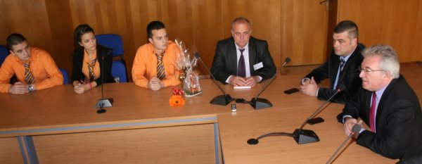 Ученици от професионалната гимназия по икономика "Карл Маркс" седнаха в столовете на областния управител&nbsp; инж. Димитър Кръстанов и заместниците му. Областната управа за един ден пое дванадесетокласникът Божидар Панайотов. Снимка: БТА