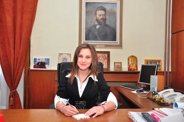 Дванадесетокласничката от СОУ &bdquo;Козма Тричков&rdquo; Тереза Ангелова стана кмет за един ден на Община Враца. Снимка: БТА