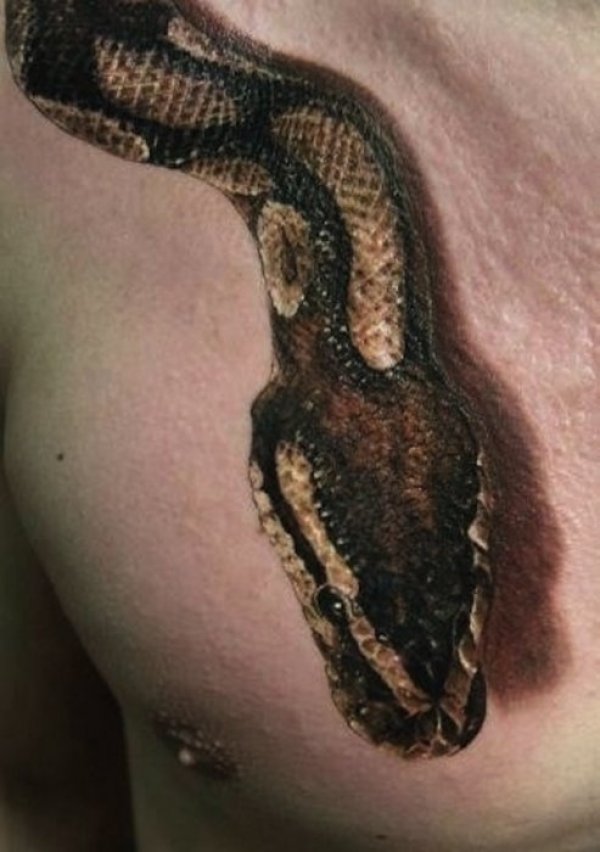 Змията е повече от реалистична. Снимка: blog.tattoodo.com