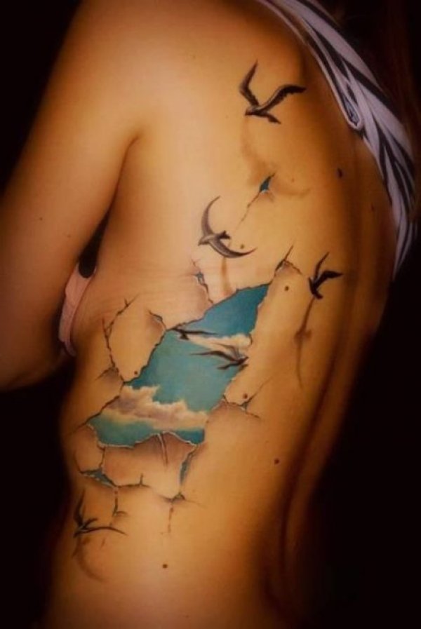 Ефект на разкъсана кожа с небе под нея. Снимка: blog.tattoodo.com