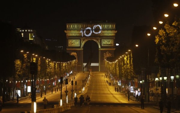 Триумфалната арка &ndash; един от най-известните монументи в Париж. Снимка: Reuters