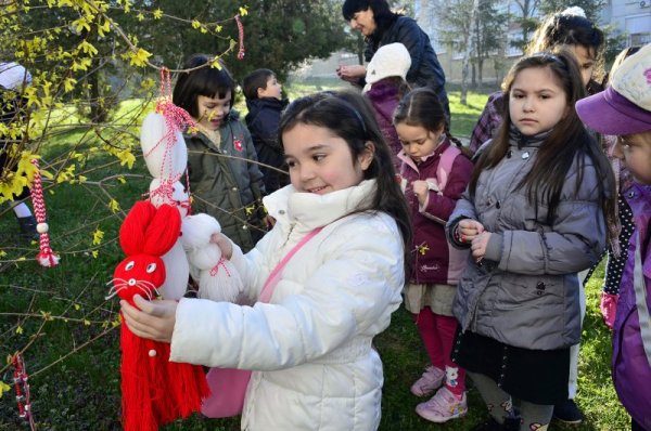 Възпитаници на Подготвителна детска група&quot;Малчуган&quot; съм СОУ &quot;Св.Климент Охридски&quot; окичиха със собственоръчно изработени мартенички храст в двора на училището по повод настъпването на астрономическата пролет. Снимка: БТА