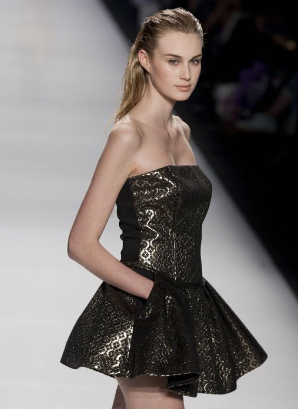 Манекенка представя тоалет по време на модно ревю в Торонто, Канада. Снимка: БТА