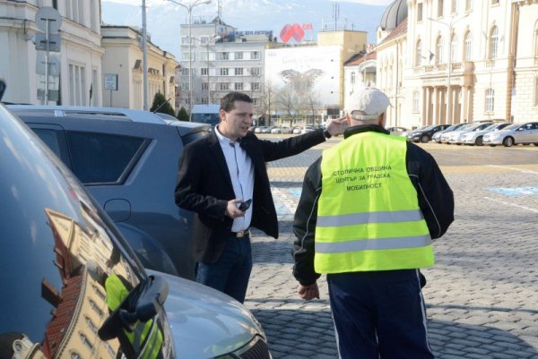 Четири депутатски коли, паркирани пред НС бяха закопчани от Център за градска мобилност. Първи се бръкна с 30 лв депутатът от &quot;Атака&quot; Илиан Тодоров.			Снимка: Булфото