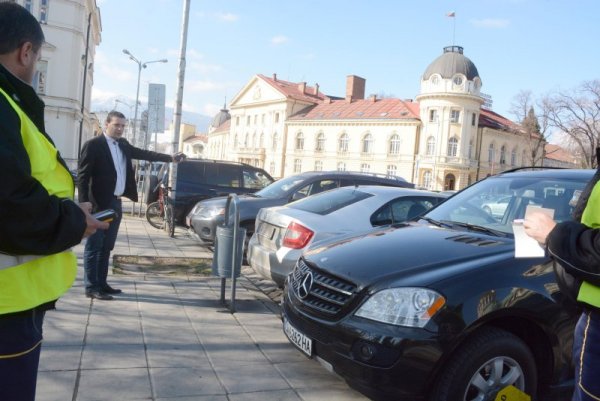 Четири коли на народни представители закопчаха служители на Център за градска мобилност. Снимка: Булфото