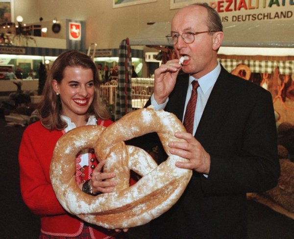 Брецелът е с такава форма, защото представлява две ръце, вплетени за молитва. Снимка: Reuters