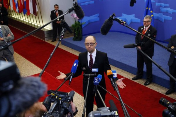Премиерът на Украйна Арсений Яценюк говори пред журналисти след като ЕС и Украйна подписаха политическата част на споразумението за асоцииране. Това стана на церемония, съпътстваща срещата на върха на европейските лидери в Брюксел. Снимка: Reuters