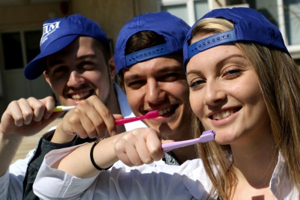 За първа година във Варна беше отбелязан Световният ден на оралното здраве &ndash; 20 март. Във връзка с това Асоциацията на студентите по дентална медицина във Варна, съвместно със Студентския съвет към Медицински университет - Варна, организираха информационна кампания с раздаване на брошури и провеждане на блиц-анкети. Целта на студентите беше да обърнат вниманието на деца и възрастни към основните въпроси на оралната грижа &ndash; профилактиката и правилното миене на зъбите. Снимка: Impact Press Group