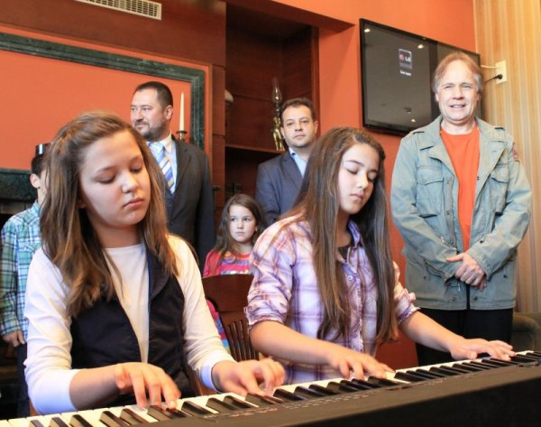 Световноизвестният композитор и пианист Ричард Клайдерман проведе открит урок по пиано с деца от детските музикални школи и паралелките по музика във Велико Търново. Тази вечер Клайдерман ще изнесе концерт в ДКС&quot;Васил Левски&quot;. Снимка: БТА