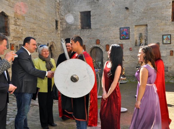 Днес официално кметът на Видин Герго Гергов даде старт с поредица от мероприятия на новия туристически сезон 2014 г. Кметът, журналисти и гости разгледаха забележителностите на града заедно с гид, стреляха с лък, разгледаха историческата крепост &quot;Баба Вида&quot;. Снимка: БТА