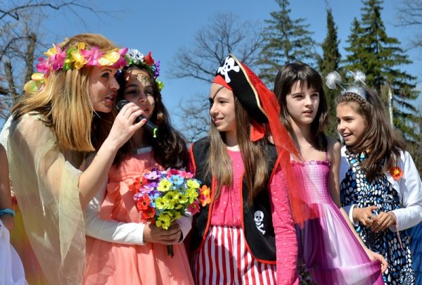 С пищен, многоцветен и шумен карнавал, децата на Кърджали отбелязаха настъпването на дългоочакваната пролет. Снимка: БТА