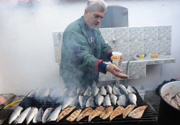 Над 200 килограма рибен курбан приготвиха в храм &quot;Света Богородица&quot; в Асеновград за гостите на храма по случай празника Благовещение. Снимка: БТА