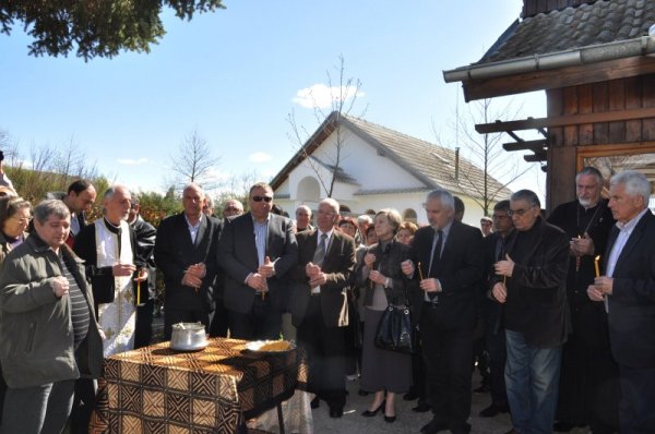 Много хора имаха днес възможност да надникнат в малката къща на покойната петричка пророчица Ванга в местността &quot;Рупите&quot;, където е живяла и приемала приживе нуждаещите се от нейната подкрепа. Откриването на къщата за посещения е първата от поредицата прояви, с които фондация &quot;Ванга&quot; ще отбележи 20-годишнината от откриването на храма през 1994 г. Отварянето на дома на пророчицата след направения ремонт стана днес с църковен водосвет, отслужен от архиерейския наместник на Петрич отец Ангел Кочев. Снимка: БТА