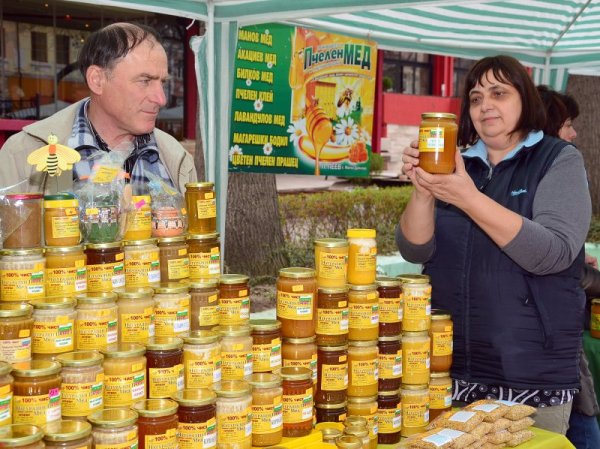 Производители на мед от цялата страна участваха в 11-то национално изложение на производителите на мед и пчелни продукти, което се провежда във Варна. Снимка: БТА