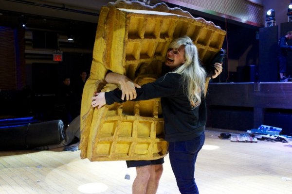 Борба по време на Monster Wrestling с гофрета. Снимка: Sol Neelman