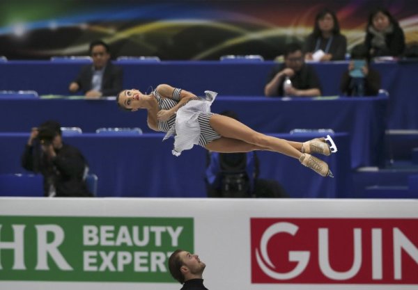 Руските фигуристи Вера Базарова и Юри Ларионов представят своята кратка програма по време на Световното първенство по фигурно пързаляне в Токио. Снимка: БТА