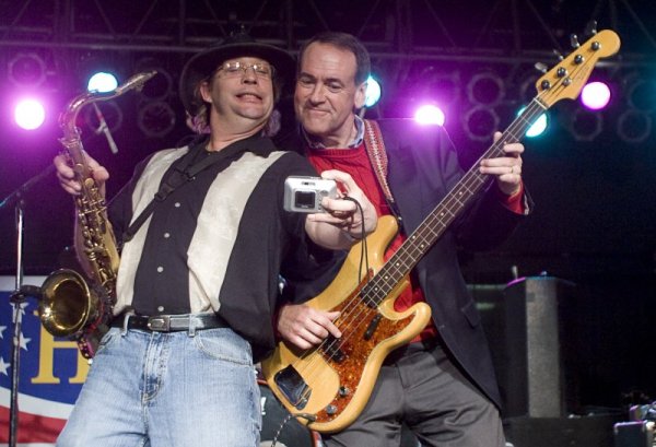 "Селфи" от 2008 година на губернатора на Арканзас Майк Хъкабий с музиканта Мич Смит. Снимка: Reuters