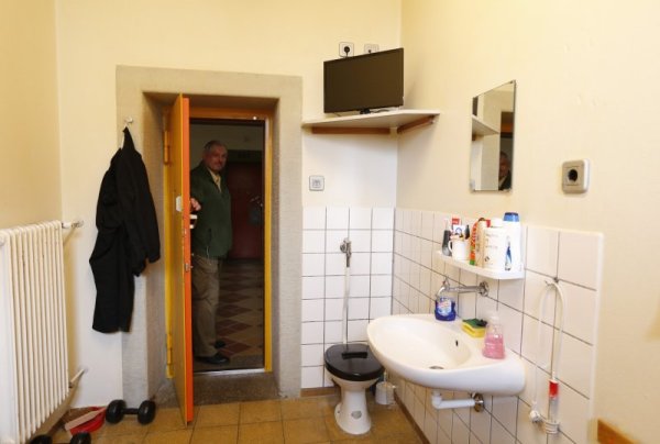 В подобна ще трябва да лежи и Ули Хьонес. Снимка: Reuters