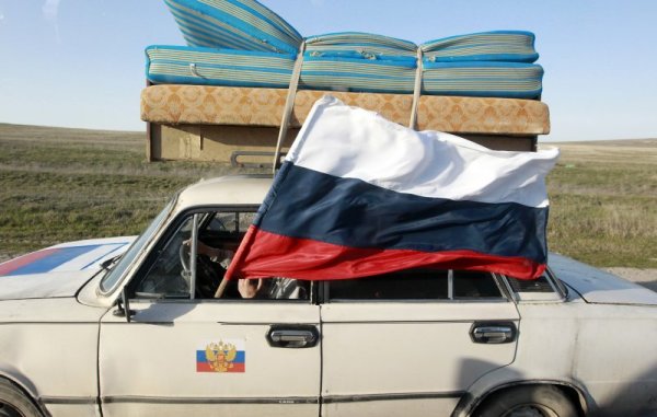 Кола с руския флаг в кримския град Феодосия. Снимка: Reuters
