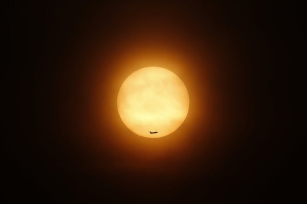 Самолет на фона на залязващото слънце в Шанхай, Китай. Снимка: Reuters