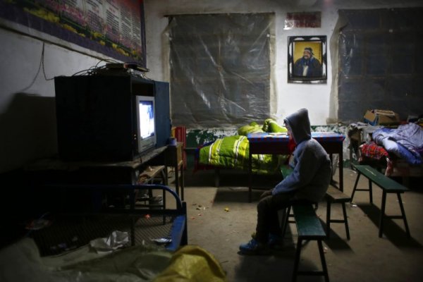 Ученик гледа филм за Мао в общежитието. Снимка: Reuters
