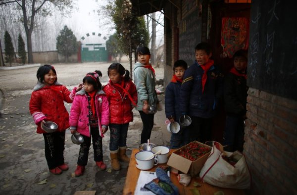 Ученици са се строили и чакат реда си за обяд. Снимка: Reuters