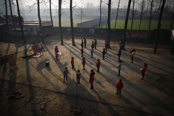 Сутрешна загрявка, и тук Мао "гледа". Снимка: Reuters