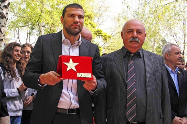 Боксьорът Тервел Пулев получи своя "Звезда на славата" в Спортното училище на ЦСКА "Ген. Владимир Стойчев". Алеята на славата в Спортното училище бе открита преди пет години по повод 35-годишнината на школото. Тогава върху нея поставиха звезди на деветима олимпийски медалисти, възпитаници на &ldquo;Генерал Владимир Стойчев&rdquo;. Снимка: Булфото