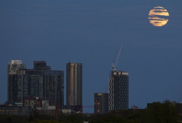 Луната, заснета в Торонто, Канада. Снимка: Reuters