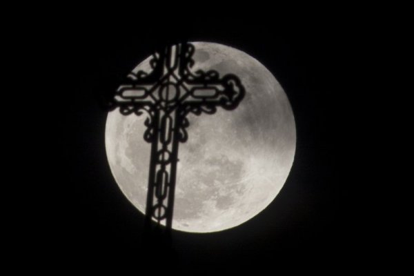 Кръст се е &quot;вплел&quot; в Луната, заснета в Хавана, Куба. Снимка: Reuters