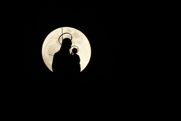 Статуя на Дева Мария и Исус на фона на Луната в Ливан. Снимка: Reuters